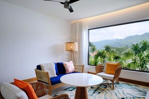 Familiesuite, 1 soverom, fjellutsikt | Minibar, safe på rommet, individuelt dekorert og individuelt innredet