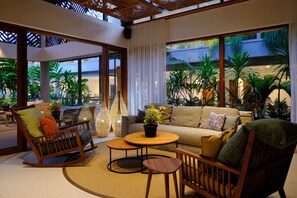 2 bars/lounges, een swim-up bar, een poolbar, een strandbar