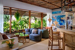 2 bars/lounges, swim-up bar, poolside bar, beach bar