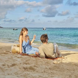 位於海灘上、白沙、躺椅、遮陽傘
