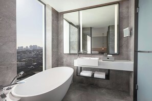 Basic-Suite, 1 King-Bett, Stadtblick | Wohnzimmer | Flachbildfernseher