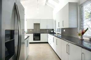 Fridge, microwave, stovetop, dishwasher