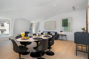 Two Bedroom Premium Penthouse | Área de estar | Smart TV 32 polegadas com canais a cabo, TV