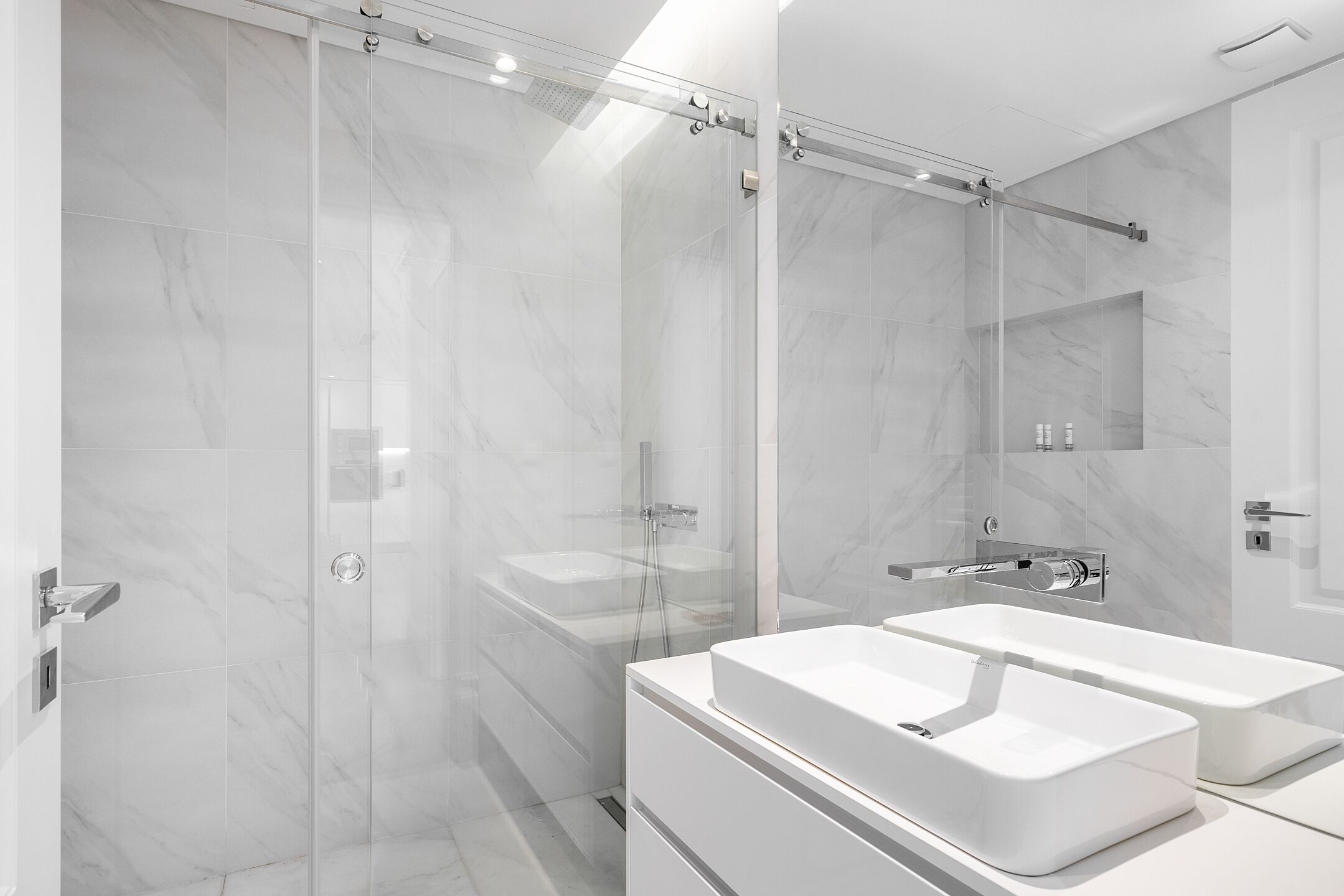 One Bedroom Penthouse | バスルーム | シャワー、ヘアドライヤー、タオル、石鹸