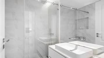 One Bedroom Penthouse | Baño | Ducha, secador de pelo, toallas y jabón