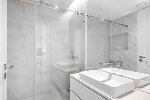 One Bedroom Penthouse | Badezimmer | Dusche, Haartrockner, Handtücher, Seife