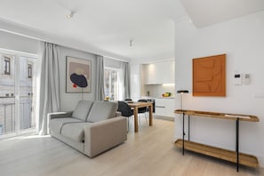 One Bedroom Superior Apartment | Área de estar | Smart TV 32 polegadas com canais a cabo, TV