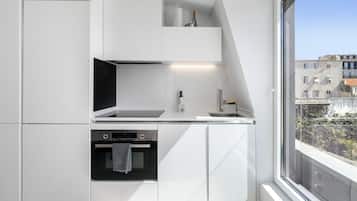 Two Bedroom Premium Penthouse | Cocina privada | Refrigerador con congelador, microondas, horno y parrilla de estufa