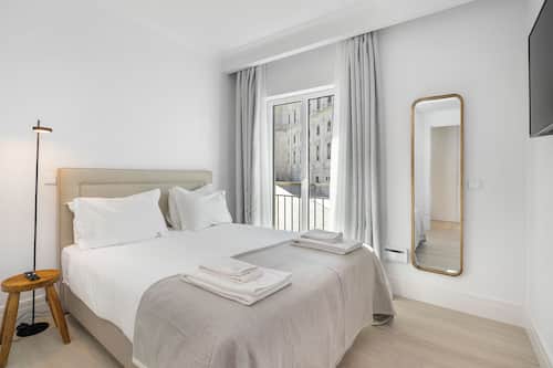 One Bedroom Superior Apartment | Blackout drapes, free WiFi, bed sheets