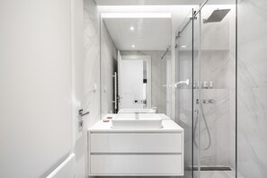 Two Bedroom Penthouse | Baño | Regadera, secadora de cabello, toallas, jabón 