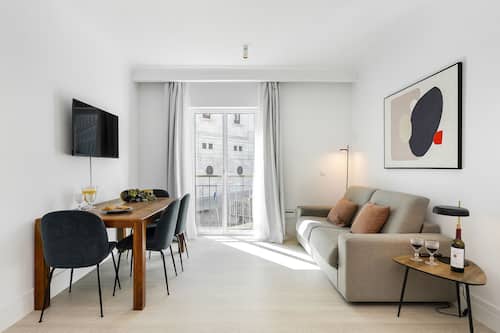 One Bedroom Superior Apartment | Oleskelualue | 32–tuumainen äly-TV, jossa kaapelikanavat