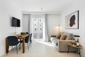 One Bedroom Superior Apartment | Living area | 32-inch Smart TV with cable channels, TV - Les Deux Mariettes Apartments & Suites (Lisbon)