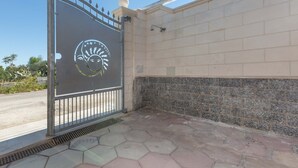 A gated entrance with a decorative metal gate, a tiled wall, and a hexagonal tile floor. - 3149 Villa Giovì - Appartamento 1 by Barbarhouse (Manduria)