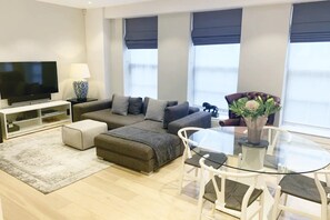 Basic Apartment, Multiple Beds | Dining - Beautiful 2 Bedroom Flat With Terrace in Fulham (London)