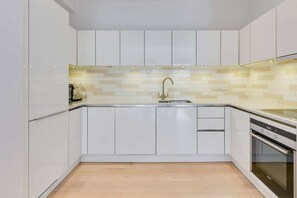 Basic Apartment, Multiple Beds | Private kitchen | Fridge, microwave, oven, stovetop - Beautiful 2 Bedroom Flat With Terrace in Fulham (London)