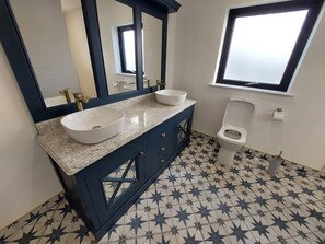 Maison, Plusieurs lits | Salle de bain | Douche, séchoir à cheveux