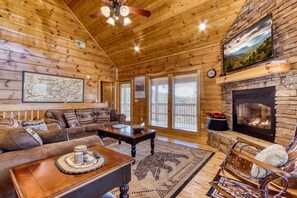 Smart TV, fireplace, video games - Whiskey's mountain lodge, Mtn Views, Game Room, $560 FREE tickets each paid day (Sevierville)