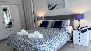 4 Schlafzimmer, Schreibtisch, Bügeleisen/Bügelbrett, Reisekinderbett