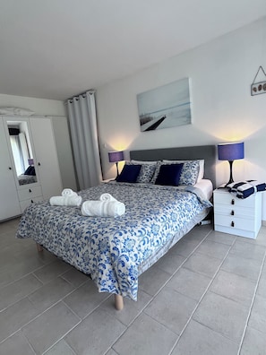 4 Schlafzimmer, Schreibtisch, Bügeleisen/Bügelbrett, Reisekinderbett