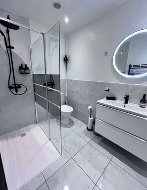 Douche, séchoir à cheveux, serviettes fournies, savon