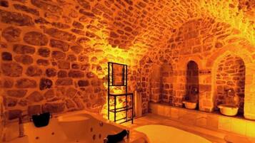 Elite Room | Bathroom | Shower, free toiletries, hair dryer, slippers