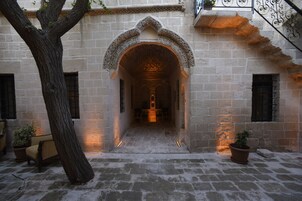 Deluxe Duplex | Egyptian cotton sheets, premium bedding, free minibar items, desk