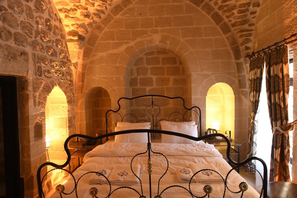Romantic Room | Egyptian cotton sheets, premium bedding, free minibar items, desk