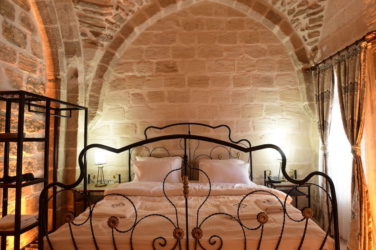 Standard Suite | Egyptian cotton sheets, premium bedding, free minibar items, desk