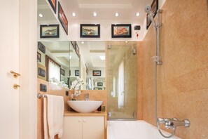 Badewanne, Haartrockner, Handtücher