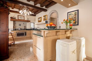 Kühlschrank, Ofen, Geschirrspüler, Wasserkocher