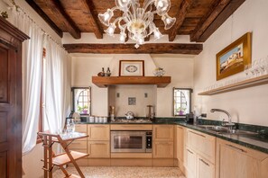 Kühlschrank, Ofen, Geschirrspüler, Wasserkocher