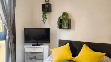 1 dormitorio, tabla de planchar con plancha, cuna de viaje y wifi gratis