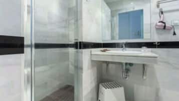 Ducha, secador de pelo, toallas y jabón