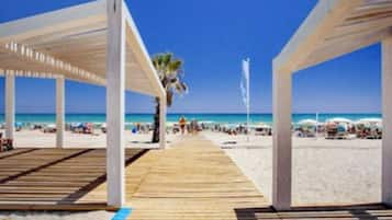 Una spiaggia nelle vicinanze, lettini da mare, teli da spiaggia