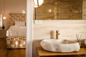Deluxe tweepersoonskamer | Badkamer | Een douche, een regendouche, gratis toiletartikelen, een haardroger