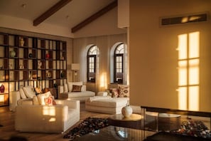 Deluxe Double Room | Living area