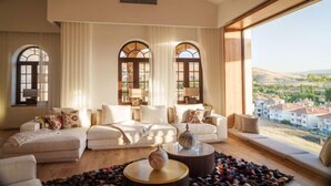 Deluxe Double Room | Ruang tamu | 60 inci televisyen skrin rata dengan kabel, TV, filem berbayar