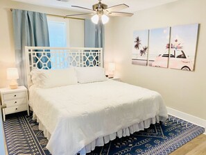 2 chambres, bureau, fer et planche à repasser, lit de bébé portatif