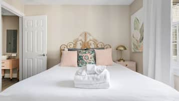 2 間睡房、書桌、熨斗/熨衫板、可攜式嬰兒床