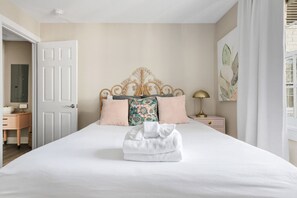 2 bedrooms, desk, iron/ironing board, travel crib - Old Village - Renovated - Close to Beach/Downtown (Mount Pleasant)