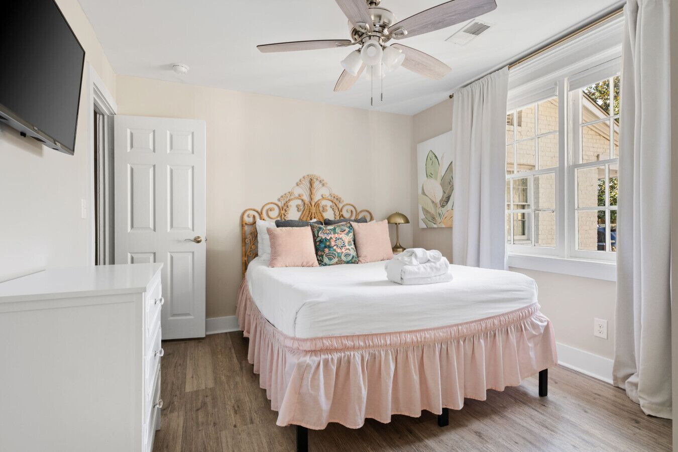 2 quartos, escrivaninha, ferros/tábuas de passar roupa, berço de viagem