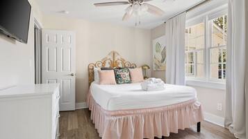 2 quartos, escrivaninha, ferros/tábuas de passar roupa, berço de viagem