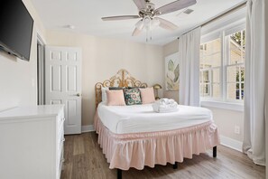 2 bedrooms, desk, iron/ironing board, WiFi