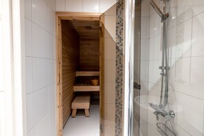 Appartement Deluxe | Salle de bain | Douche, séchoir à cheveux, serviettes fournies, savon