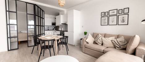 デラックス アパートメント | リビング エリア | 36 インチのテレビ (ケーブル放送視聴可)