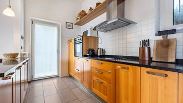 Een koelkast, een microgolfoven, een oven, een kookplaat