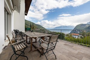 Outdoor dining - Villa "Tanas" with Lake View, Private Pool & Wi-Fi (Tenno)