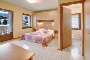 Free WiFi, bed sheets - Apartment "Monolocale Sole 2" with Mountain View, Balcony & Wi-Fi (Cepina)
