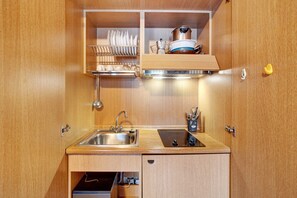 Réfrigérateur, micro-ondes, plaque de cuisson, bouilloire électrique