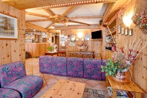 Lobby - Apartment "Monolocale Sole 2" with Mountain View, Balcony & Wi-Fi (Cepina)